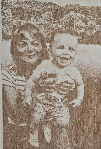 Grawerowany portret babci z wnuczkiem